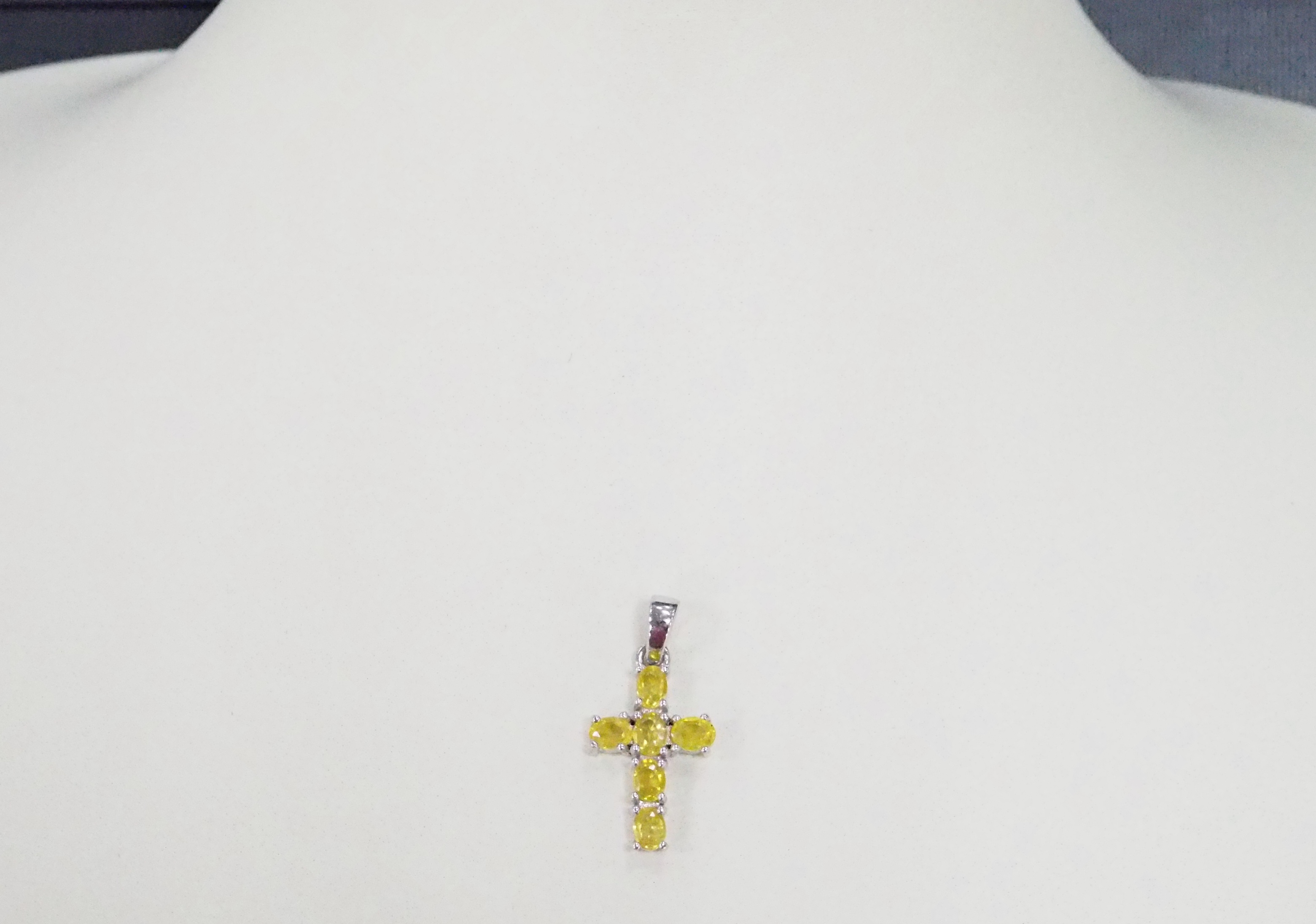 Серебряная подвеска-крест с желтыми сапфирами